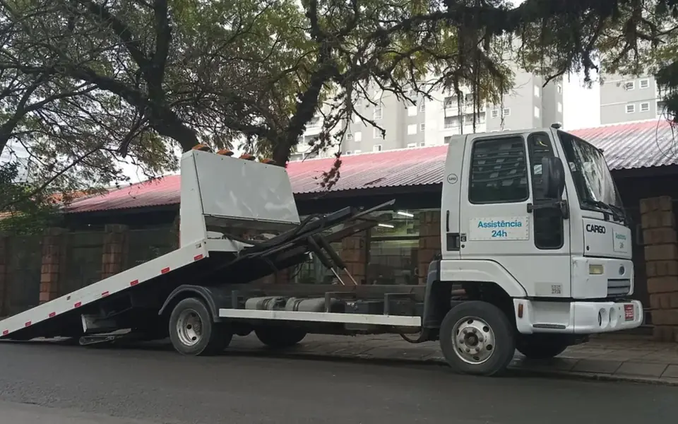 Caminhão plataforma da Guincho RJ com a rampa inclinada para carregar um veículo